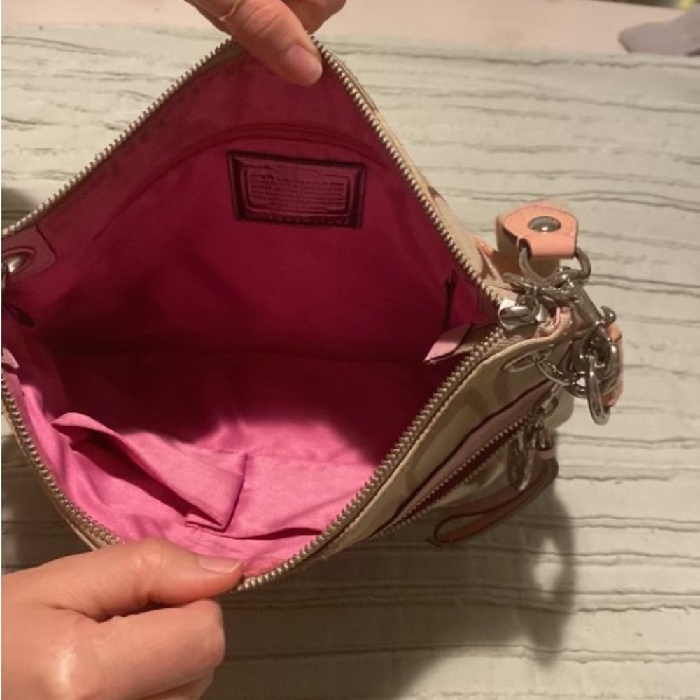I don’t really use the purse anymore and figured that someone else could use it!